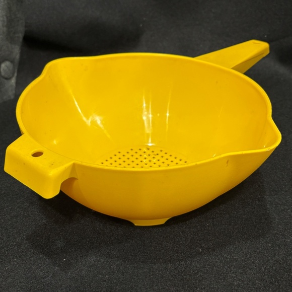 Vintage TUPPERWARE Yellow 2 Quart Strainer Colander with Handle #1523-8 - Picture 4 of 6